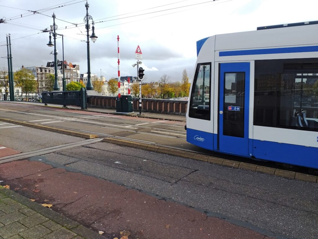 Reizen door Amsterdam met tram 26: De snelle verbinding naar IJburg